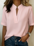 Margaux – Blusa fluida con cuello dorado