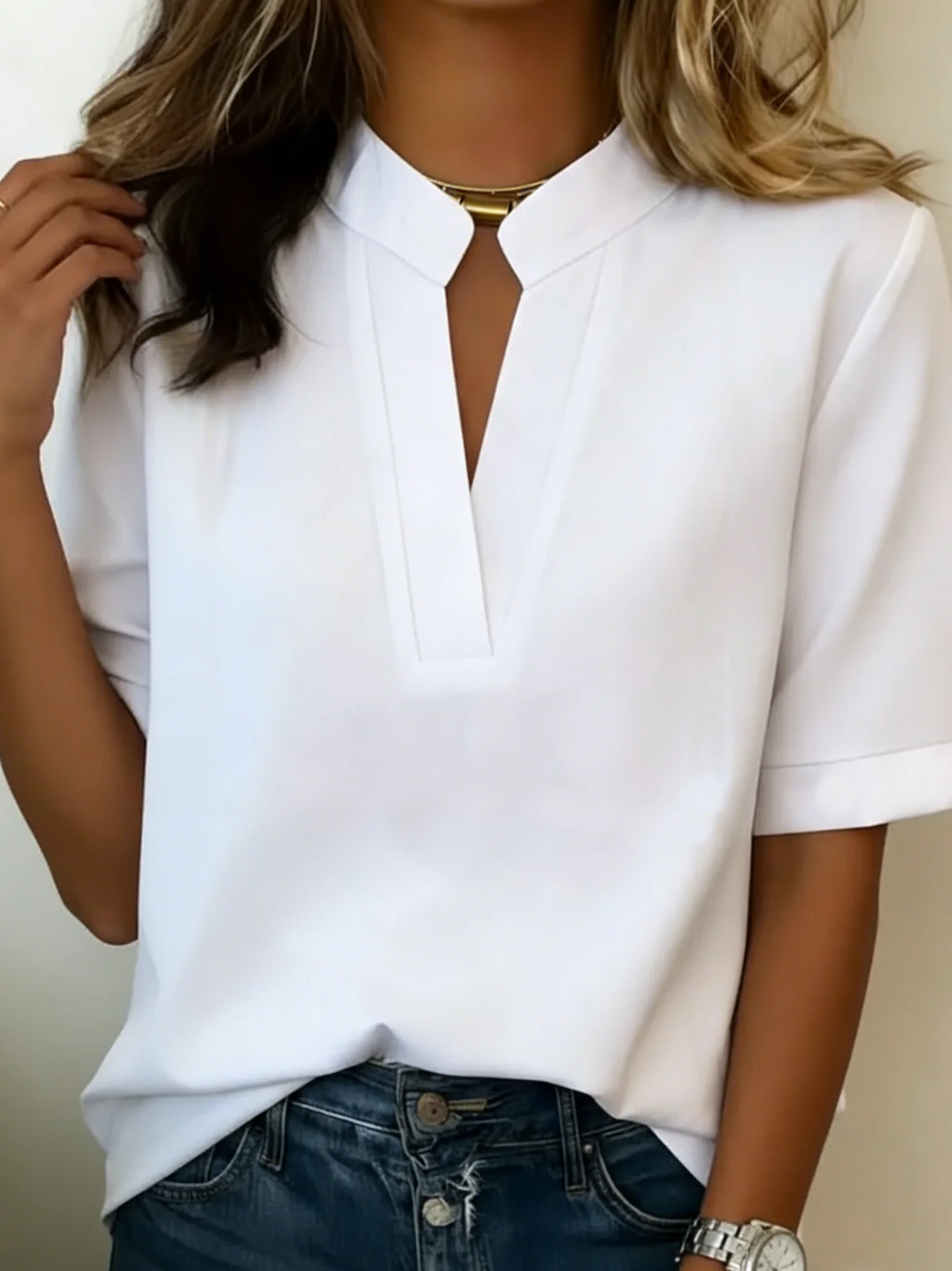 Margaux – Blusa fluida con cuello dorado